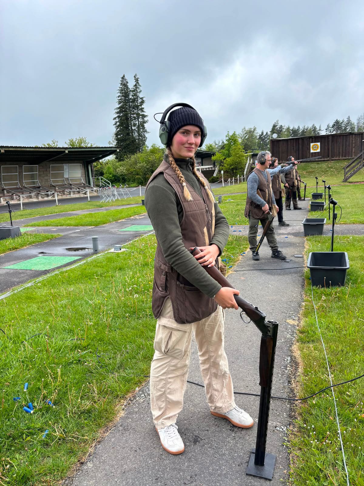 Jagdschülerin am Wurfscheibenstand