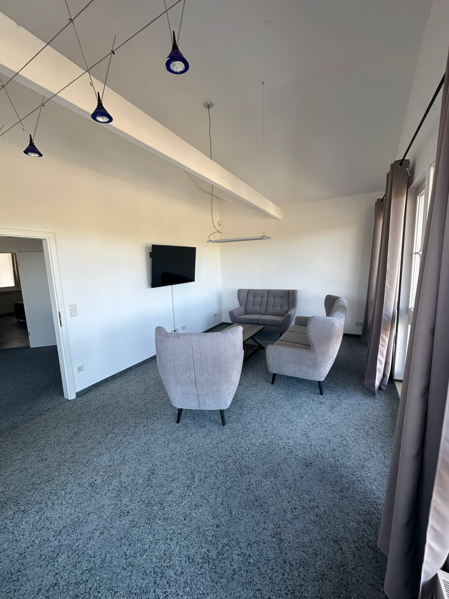 Aufenthaltsraum mit Sofas und Fernseher