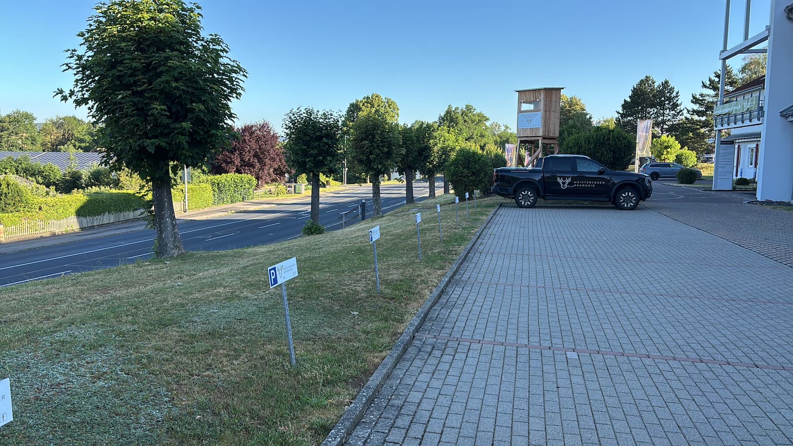 Parkplätze vor der Meisterjäger Akademie