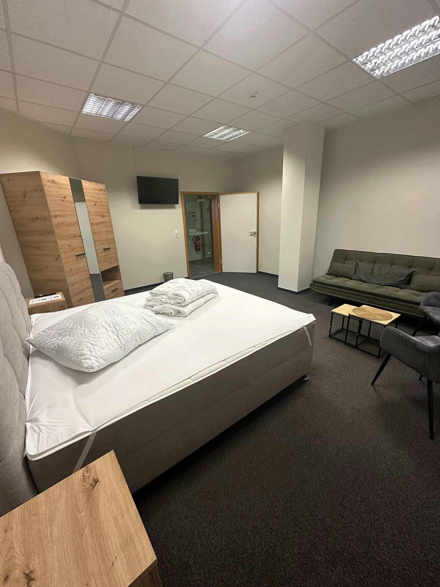 Zimmer im Erdgeschoss mit Doppelbett, Schrank und Schlafcouch